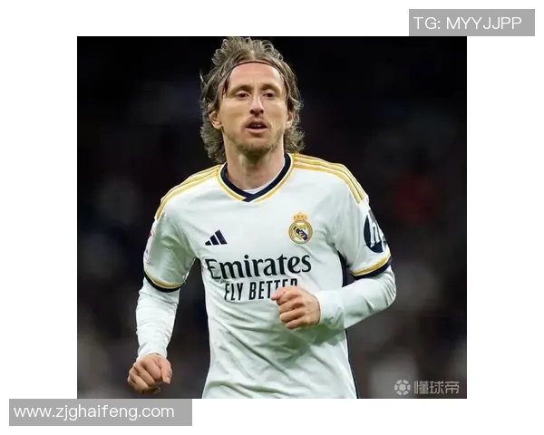 足球明星西装帅照高清展现魅力风采与时尚品味的完美结合