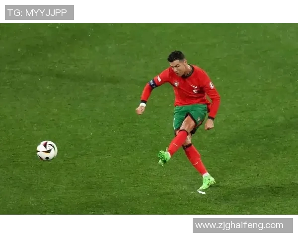 球迷疯狂冲入赛场夺C罗球衣引发热议与争议